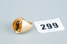 A gent's fifteen carat gold signet ring with oval amber stone, 9 grms