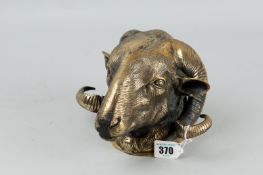 A 20th Century brass ram's head with wall mounting bracket, 5 x 8 ins (12.5 x 20.5 cms)
