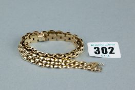 A nine carat gold triple strand necklace, 25 grms