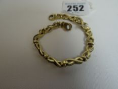 A 9ct cross-over link bracelet, 10.7gms