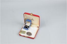 a twenty two carat gold wedding band, 2 grms, an oval silver fern decorated pin brooch and a