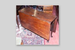 A Regency mahogany pad foot gate leg table with reeded edge, 28 x 42 ins (71 x 107 cms) closed