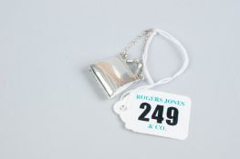 A vinaigrette - a plain 925 silver vinaigrette in the form of a purse with chain, 0.2 ozs