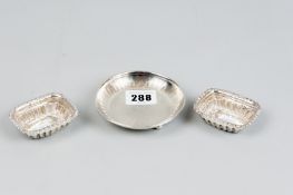 A pair of miniature oblong silver dishes, 0.7 ozs, Birmingham 1898 and a circular silver engine