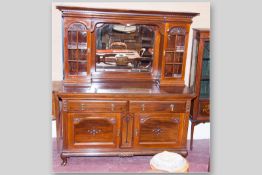 A nice quality Edwardian mahogany mirror backed sideboard, the central bevelled mirror flanked by