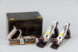 A Record no. 044 plough plane in original box, a Bailey no. 3 woodworking plane and a Stanley no.
