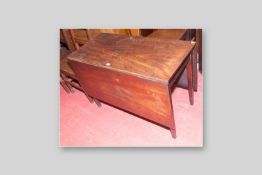 A late Georgian mahogany twin flap gate leg table, 28 x 42 ins (71 x 106.5 cms)
