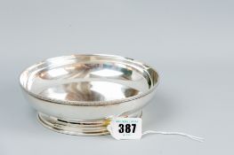 A plain circular silver pedestal bowl with narrow patterned rim, 8.2 ozs, London 1934
