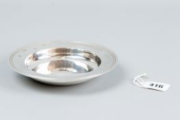 A small modern silver circular dish of plain form with lined border, 5.5 ozs, London 1975