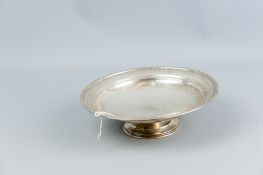 A circular based silver comport with a wide pierced border with dart edging, 14 ozs, Birmingham