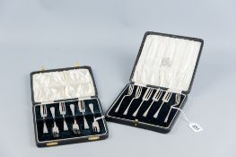 A cased set of six silver cake forks, 2.8 ozs, Birmingham 1929 and a cased set of six silver cake