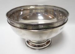 A Walker & Hall silver footed punch-bowl with pierce-work border, Sheffiled 1915, 22.47ozs
