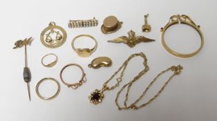 A parcel of mixed 9ct gold / yellow metal minor jewellery items including RAF sweetheart brooch, 9ct