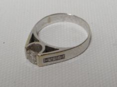An 18ct white gold ring with centre diamond of approx. 0.55ct and with four diamonds to the