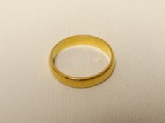 A 22ct yellow gold wedding band, 7.3gms
