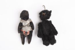 Two Schuco toy bearsboth with articulated head, arms and legs.Dimensions: 9.5 and 9 cm long.