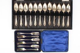 A cased set of twelve George V silver grapefruit spoonshallmarked Birmingham 1933; together with