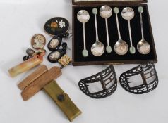 A collection of assorted jewellery to in