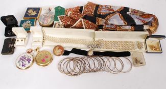 A collection of costume jewellery to inc