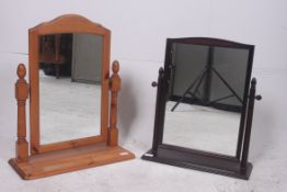 A pair of freestanding dressing table mi
