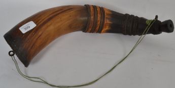 An antique carved horn powder flask / dr