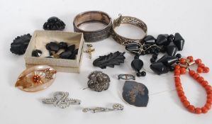 A collection of jewellery to include unt