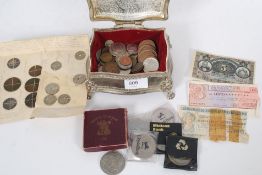 A collection of assorted vintage coins t