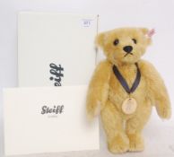STEIFF; Bear Of The Year 2010 663666, co