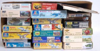 MODEL KITS: 21x plastic model kits - mil