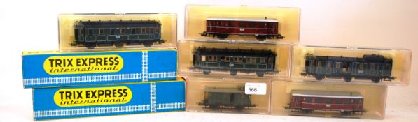 TRIX: A collection of 8x vintage Trix Ra