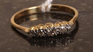 An 18k gold 5 stone diamond ring 20 pts. Weight 2,7g.