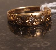 An 18k gold 3 stone diamond ring. Weight 2,8g.