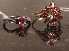 Two 9k gold dress rings. Weight 5,7g GW.