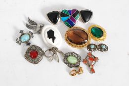 A collection of vintage brooches along w
