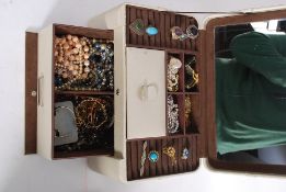 A quantity of assorted vintage costume j