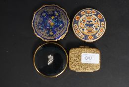 A collection of 4x vintage ladies powder