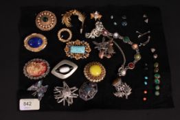A collection of costume jewellery brooch
