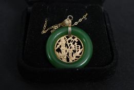 A 9ct gold and jade Chinese oriental goo