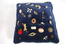 A collection of costume jewellery brooch