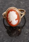 A ladies 9ct gold cameo ring. The centra