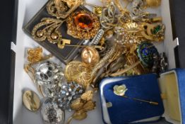 A collection of costume jewellery to inc