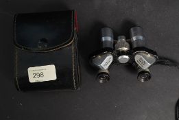 A pair of cased racing glasses / Binocul