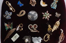 A collection of 20x costume jewellery br