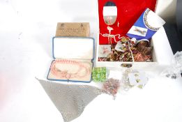 A collection of costume jewellery to inc