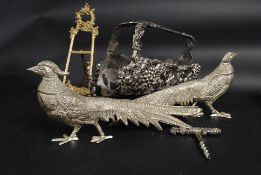 A collection of metalwares to include a