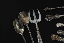 A collection of 9x silver and white meta