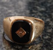A 9ct gold signet ring having black faci
