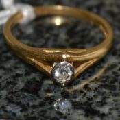 An 18ct yellow gold single stone diamond