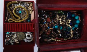 A collection of costume jewellery set wi