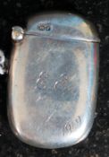 A hallmarked silver small match vesta case engraved ES 1919 to front. Measures: 17g.